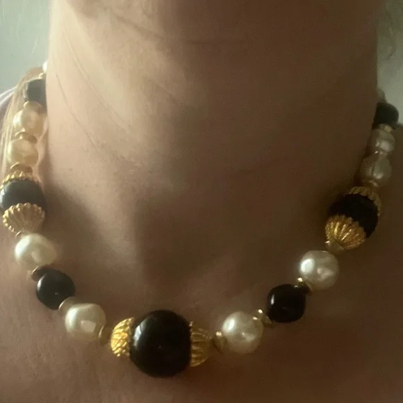 Elegant Black and Gold Beaded Necklace - Picture 8 of 8